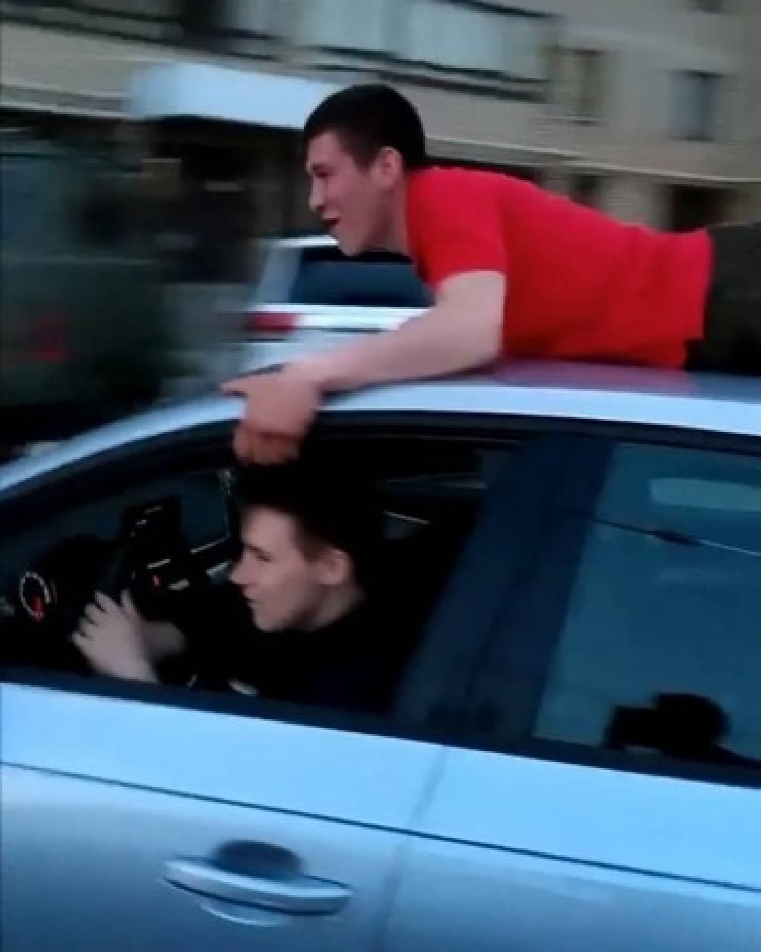 Морфеус дерется на крыше машины